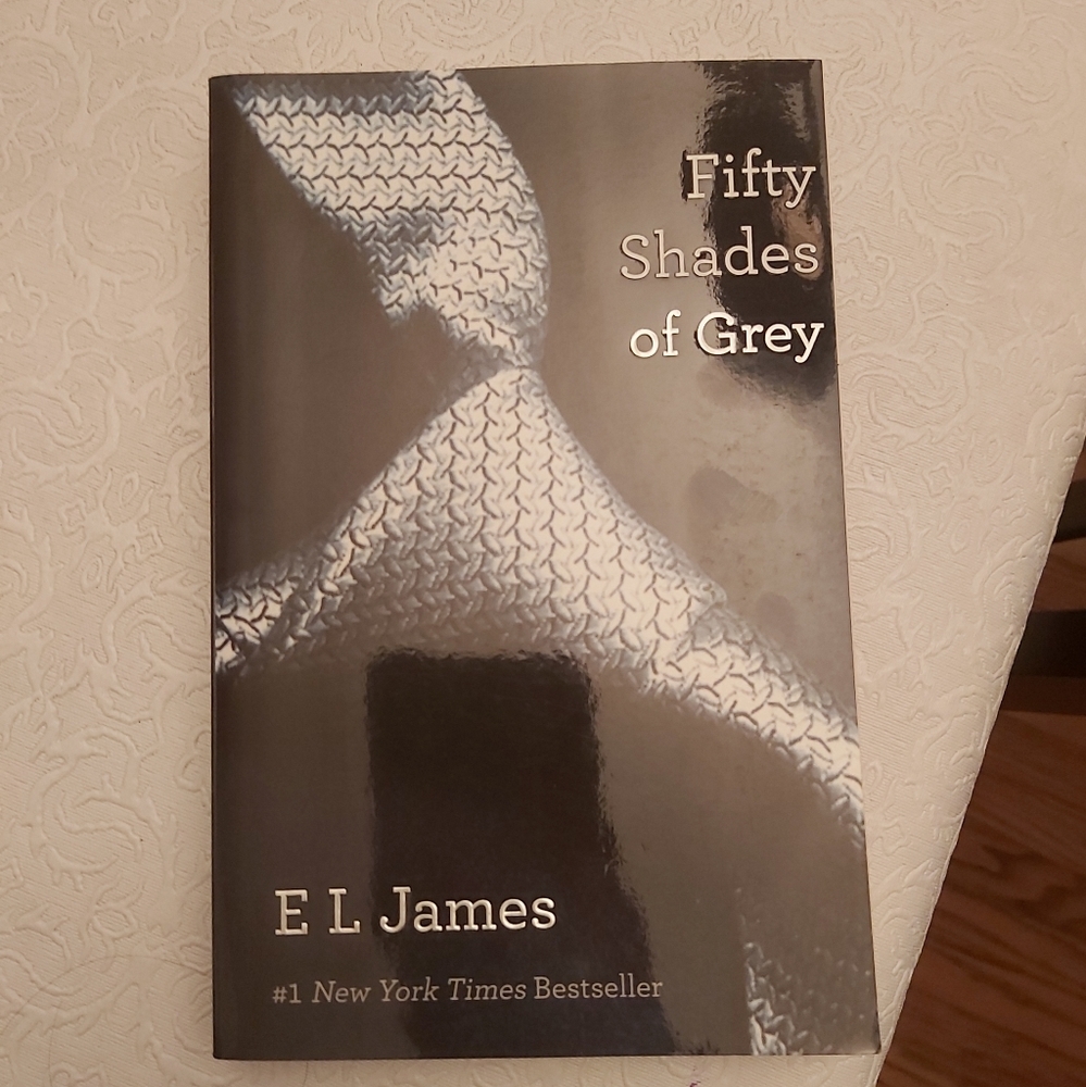 🤯2/$15 Fifty Shades of Grey By E L James - paperback book